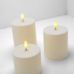 Set med tre vita LED-blockljus i olika storlekar (10 cm, 12 cm, 15 cm) med timer och dimmerfunktion.